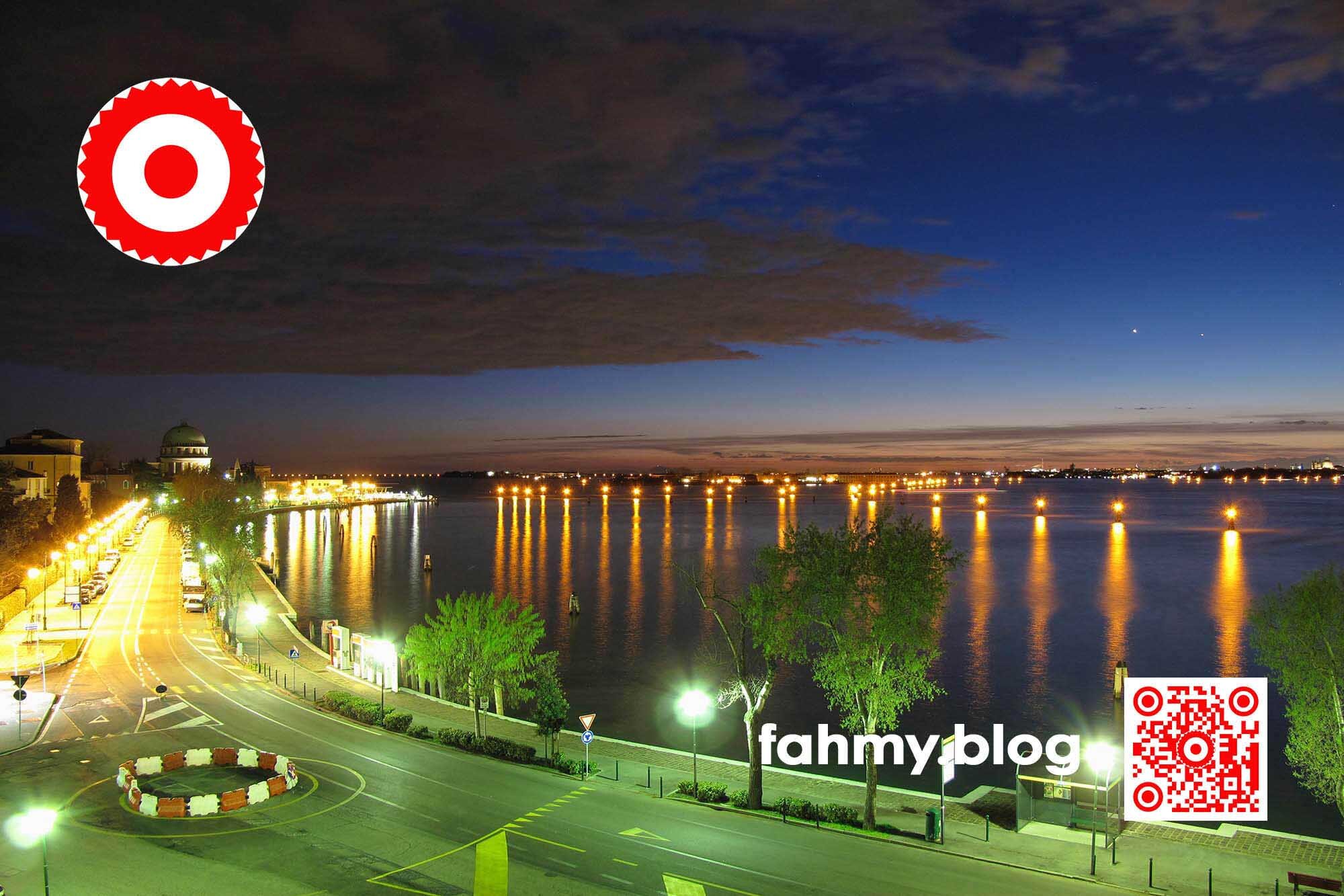 Ein Bild von vielen. Eines meiner Lieblingsfotos. Der Lido in Venedig in den frühen Morgenstunden. Irgendwann im Frühjahr 2009. Das rot-weiß-rote Logo von fahmy.blog ist in der linken oberen Ecke, der QR-Code und Bildunterschrift von fahmy.blog ist in der rechten Ecke zu sehen.