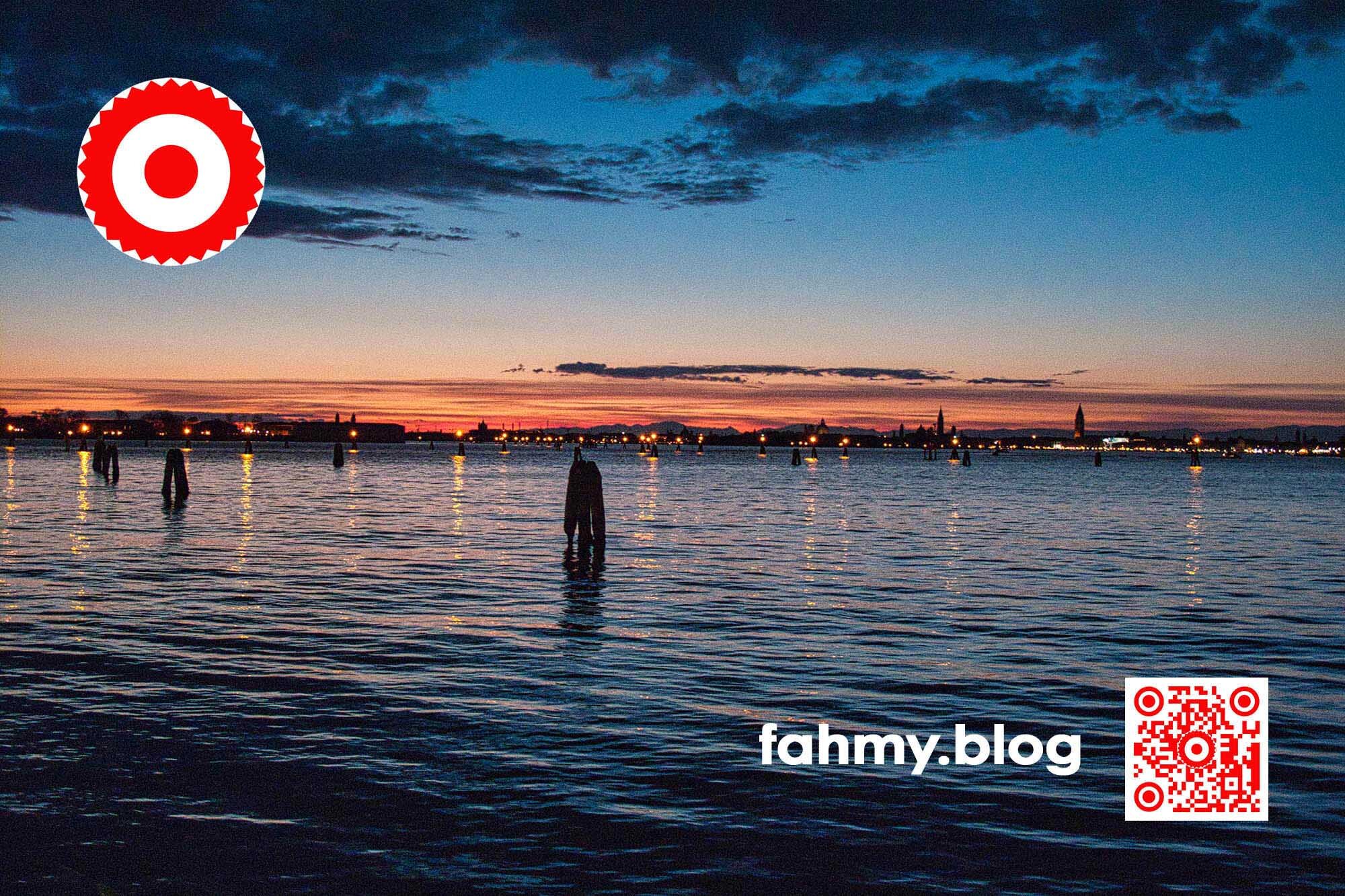 Laguna di Venezia 2009 (c) 2022 fahmy.blog Die Lagune von Venedig. Vom Lido. In Dämmerung. Venedig 2009. Das rot-weiß-rote Logo von fahmy.blog ist in der linken oberen Ecke, der QR-Code und Bildunterschrift von fahmy.blog ist in der rechten Ecke zu sehen.