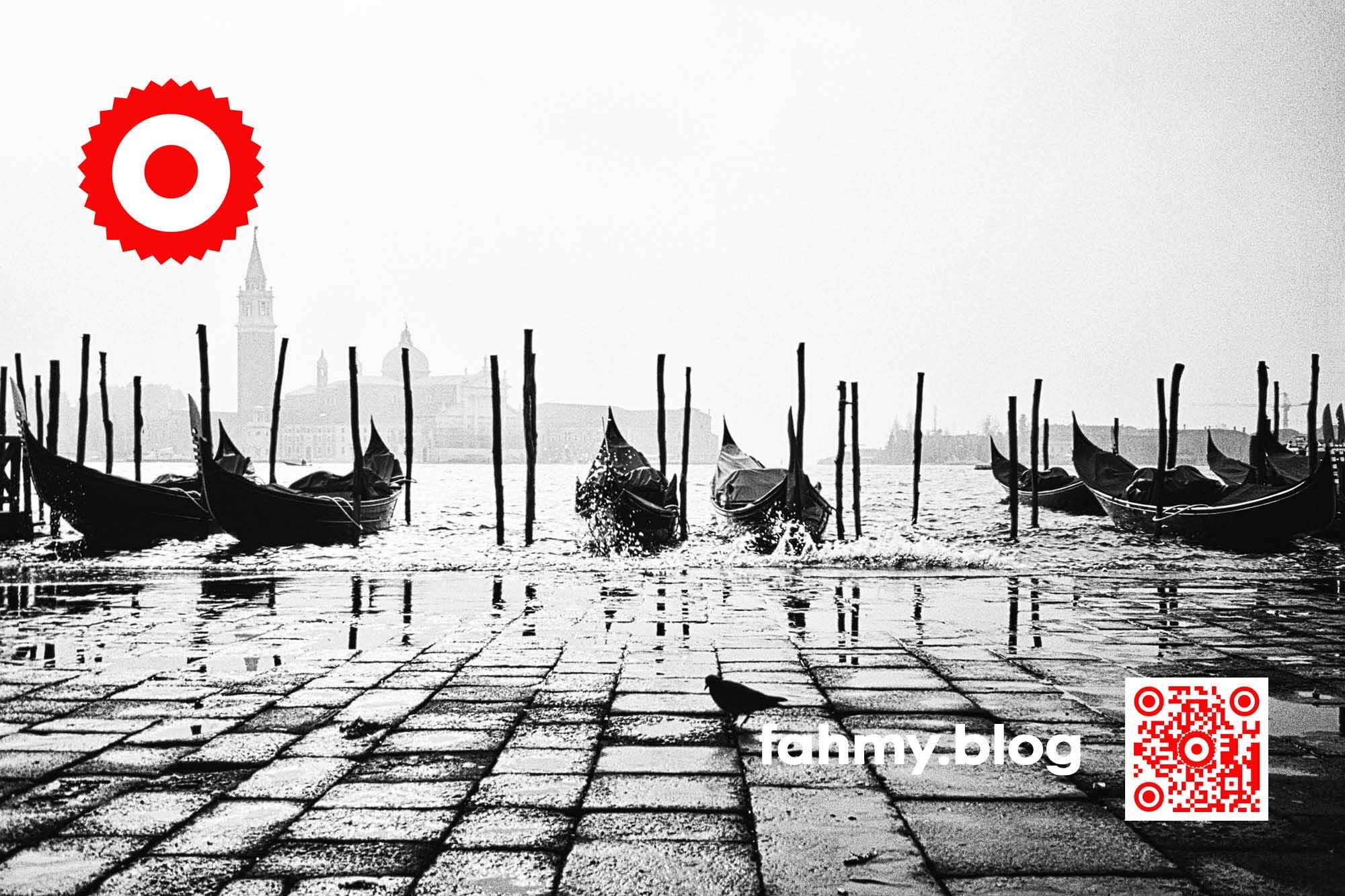 Wenn die Gondeln... II - Venedig 2000 (c) 2022, fahmy.blog Einige Gondeln im Nebel. Das Foto entstand mit einem Agfa Scala Schwarzweiß Diafilm, irgendwann im Morgengrauen im November 2000. Venedig war damals menschenleer. Das rot-weiß-rote Logo von fahmy.blog ist in der linken oberen Ecke, der QR-Code und Bildunterschrift von fahmy.blog ist in der rechten Ecke zu sehen.