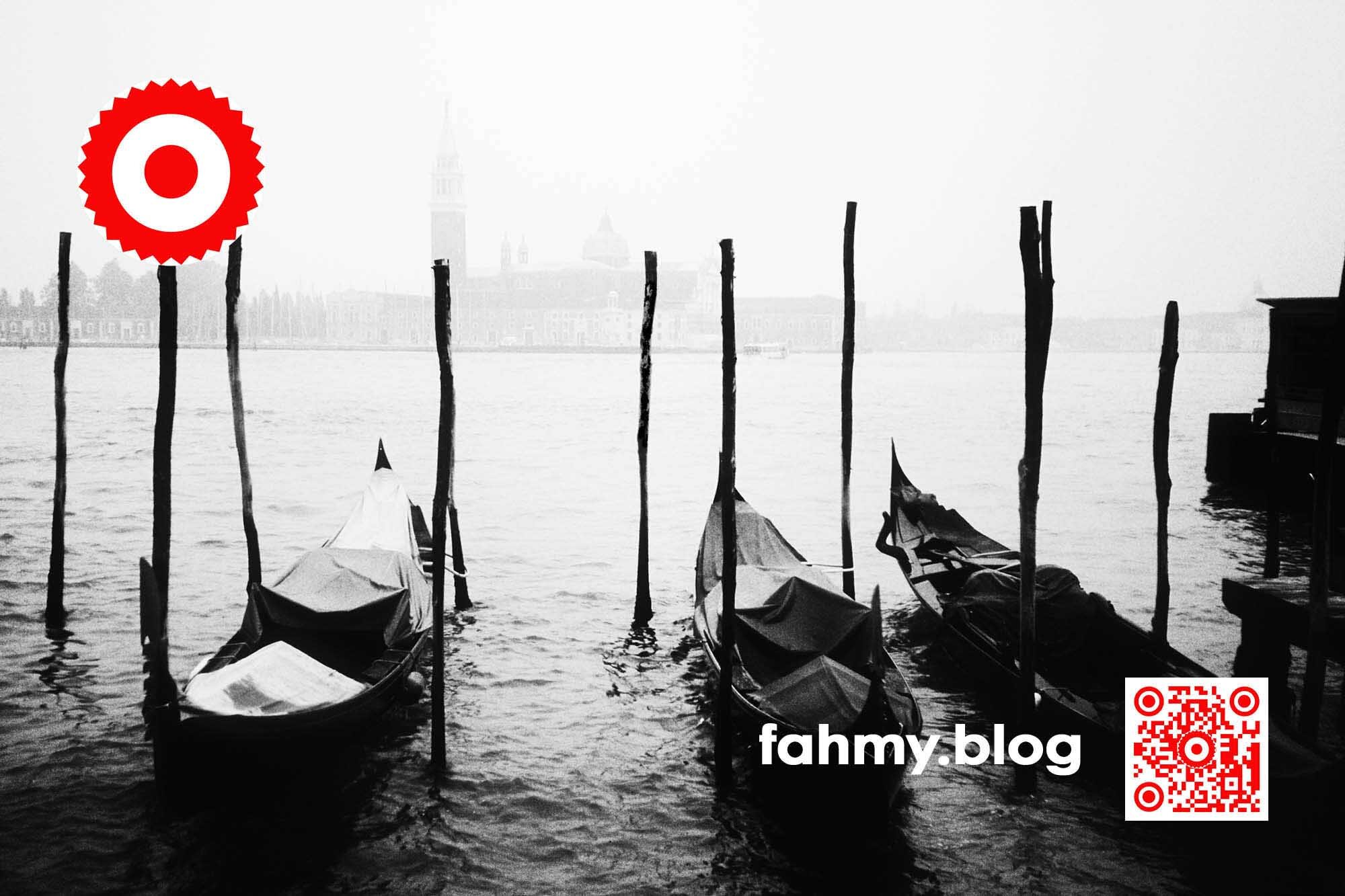 Wenn die Gondeln... I - Venedig 2000 (c) 2022, fahmy.blog Einige Gondeln im Nebel. Das Foto entstand mit einem Agfa Scala Schwarzweiß Diafilm, irgendwann im Morgengrauen im November 2000. Venedig war damals menschenleer. Das rot-weiß-rote Logo von fahmy.blog ist in der linken oberen Ecke, der QR-Code und Bildunterschrift von fahmy.blog ist in der rechten Ecke zu sehen.