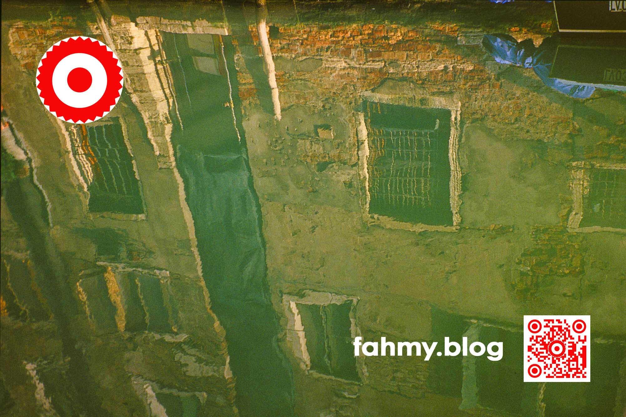 Reflexionen 1999 (c) 2022 fahmy.blog Ich bin mir nicht sicher, ob dieses Foto nicht bereits 1993 entstanden ist. Ich weiß aber noch, dass dieses Foto am Eingang zum Ghetto in Venedig auf einem Farbdiafilm entstanden ist, nachträglich von mir eingescannt worden ist. Das rot-weiß-rote Logo von fahmy.blog ist in der linken oberen Ecke, der QR-Code und Bildunterschrift von fahmy.blog ist in der rechten Ecke zu sehen.