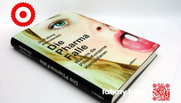 Das Buch „Die Pharma Falle“ ist vor einem hellen, weißen Hintergrund abgelichtet. Das Logo von fahmy.blog ist links oben, der QR-Code und Bildunterschrift von fahmy.blog rechts unten zu sehen. Am Buchumschlag – dem Cover – ist das Antlitz einer jungen Frau – aber nur die rechte Gesichtshälfte – zu sehen. Ihr Haar ist blond, ihre Augen grün. Ihr Mund ist geöffnet und auf ihrer Zunge liegt eine weiße Tablette. Am Cover sind der Titel des Buchs „Die Pharma Falle“ und der Untertitel „Wie uns die Pillenkonzerne manipulieren“ als auch der Name des Autors „Fahmy Aboulenein“ und der Verlag „Edition a“ deutlich in schwarzer Schrift hervorgehoben. Die meisten Menschen, die über die Pharma Falle sprechen, haben das Buch selbst nie gelesen. Es verwundert nicht, da das Muster – nicht nur in der Medizin, sondern in vielen anderen Lebensbereichen auch stets gleich ist: nämlich ein paar Überschriften zu überfliegen, daraus voreilig Schlüsse zu ziehen und sich zu empören. Insbesondere Ärzte (aber auch Ärztinnen) verwiesen sehr oft darauf, das Buch die Pharma Falle nicht lesen zu müssen, da sie ohnehin wüssten, was drinnen stehen würde. Dies wäre nicht weiter von Bedeutung, wenn sie nicht über den Inhalt des Buches und seinen Autor schlecht gesprochen hätten, das heißt den Autor der Pharma Falle der Lügen, oder zumindest maßlosen Übertreibung denunziert hätten, um sich abermals selbst zu belügen und in Wirklichkeit von sich abzulenken und ihre Unschuld zu beteuern. Denn viele hätten sich selbst – ihr eigenes Tun - in den einzelnen geschilderten Episoden in der Pharma Falle erkennen müssen, wenn sie das Buch nur gelesen hätten.
