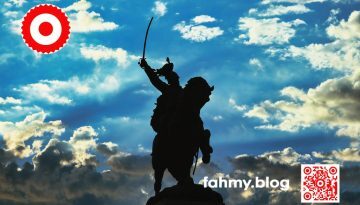 Auf dem Foto ist ein dramatischer hellblauer Himmel mit weißen Wolken zu sehen. Im Vordergrund steht die Statue eines Reiters, der seinen Säbel mit hoch ausgestrecktem rechten ARm senkrecht gegen den Himmel haltet. Das Pferd bäumt sich leicht auf, die Vorderhufe sind in der Luft. Pferd und Reiter sind in schwarzem Gegenlicht. DIe Sonne ist nicht sichtbar - die Sonne wird von der Reiterstatue bedeckt, wodurch sie zwar nicht blendet, aber den Himmel hell und erleuchtet und Reiter und Pferd in Schwarz erscheinen lässt..