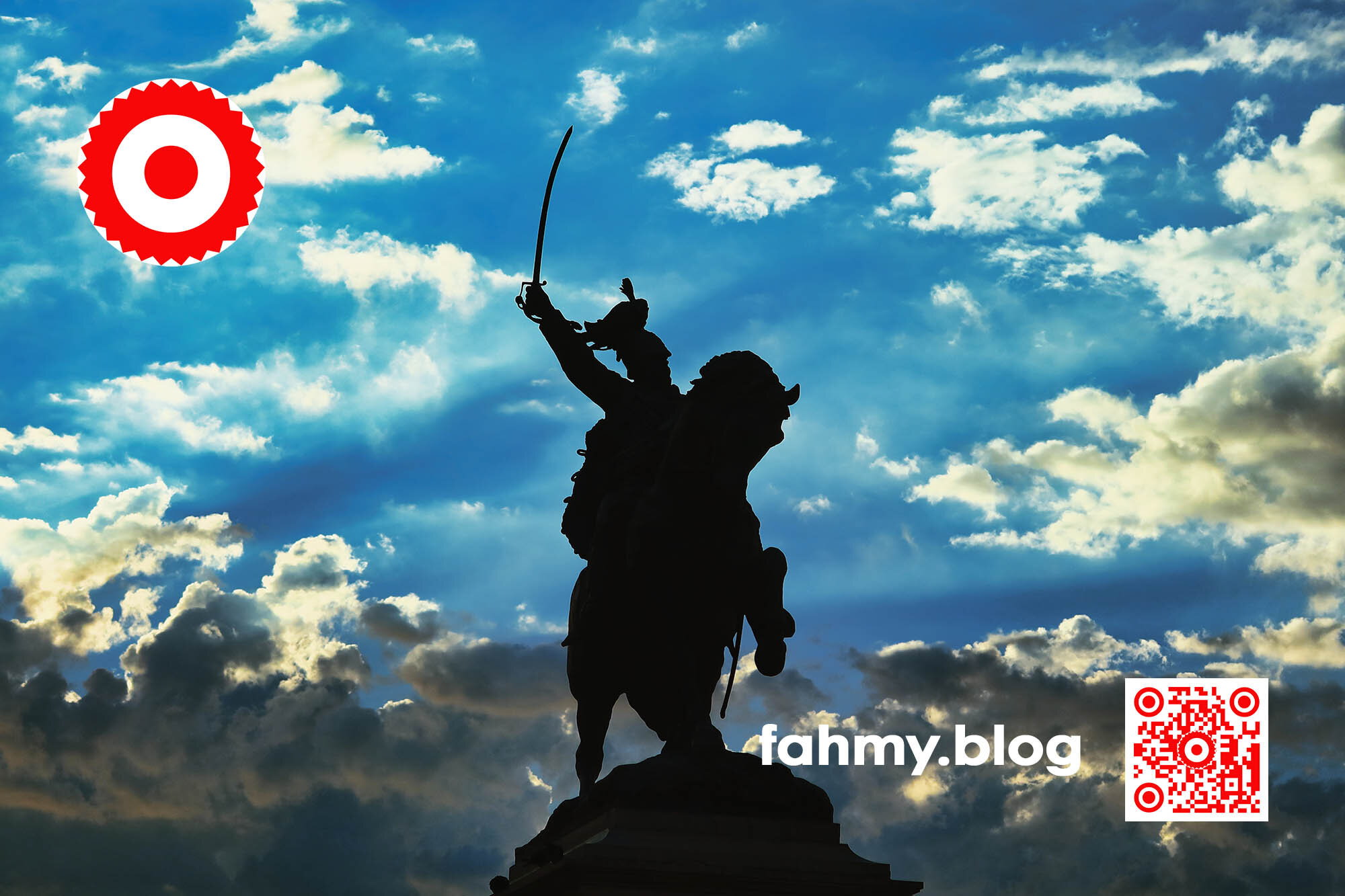 Auf dem Foto ist ein dramatischer hellblauer Himmel mit weißen Wolken zu sehen. Im Vordergrund steht die Statue eines Reiters, der seinen Säbel mit hoch ausgestrecktem rechten ARm senkrecht gegen den Himmel haltet. Das Pferd bäumt sich leicht auf, die Vorderhufe sind in der Luft. Pferd und Reiter sind in schwarzem Gegenlicht. DIe Sonne ist nicht sichtbar - die Sonne wird von der Reiterstatue bedeckt, wodurch sie zwar nicht blendet, aber den Himmel hell und erleuchtet und Reiter und Pferd in Schwarz erscheinen lässt..