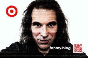 Das Bild zeigt ein Selbstporträt von fahmy.blog. Das Foto ist bereits 2012 mit der Kompaktkamera entstanden, wurde aber erst jetzt - 11 Jahre später - nachbearbeitet. Das Foto ist in Schwarz-Weiss gehalten hat aber nicht mehr viel mit einem Foto gemeinsam. Das Anlitz von fahmy.blog erscheint in klassischem Glitch-Effekt, dh tausende kleine horizontale Linien laufen über das Bild und brechen den Untergrund, sprich das Gesicht des Portraitierten. Die Linien geben dem Porträit seinen Namen lines (für Linien in Englisch). In der linken oberen Ecke findet sich das rot-weiß-rote Logo von fahmy.block: der 29 zackige Stern. In der rechten unteren Ecke finden sich der ebenfalls rot-weiß-rote QR-Code von fahmy.blog und die Bildunterschrift "fahmy.blog" in weiß.