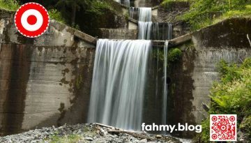 Ein mehrstufiger Wasserfall mitten im Wald. Durch die Langzeitbelichtung erscheint das Wasser verschwommen, wolkig, teilweise wie ein Nebel. Das rot-weiß-rote Logo von fahmy.blog ist in der linken oberen Ecke, der QR-Code und Bildunterschrift von fahmy.blog ist in der rechten Ecke zu sehen.