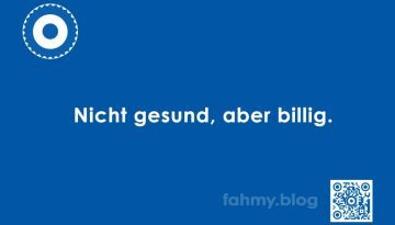 Das Bild "Blau: Nicht gesund, aber billig" ziert den gleichnamigen Blogbeitrag. Es ist komplett in Blau gehalten. Mittig und zentriert ist der Schriftzug "Nicht gesund, aber billig." zu sehen. Das ansonsten rot-weiße Logo und QR Code von fahmy.blog sind ebenfalls in gleichem Blau und weiß, anstelle von Rot und Weiß gehalten. Das blau-weiß-blaue Logo von fahmy.blog ist hier nicht in rot-weiß, sondern in blau-weiß gehalten. Der 29-zackige Stern bzw. Auge ist in der linken oberen Ecke, der QR-Code und Bildunterschrift von fahmy.blog ist in der rechten Ecke zu sehen. Auch der QR-Code ist blau-weiß.