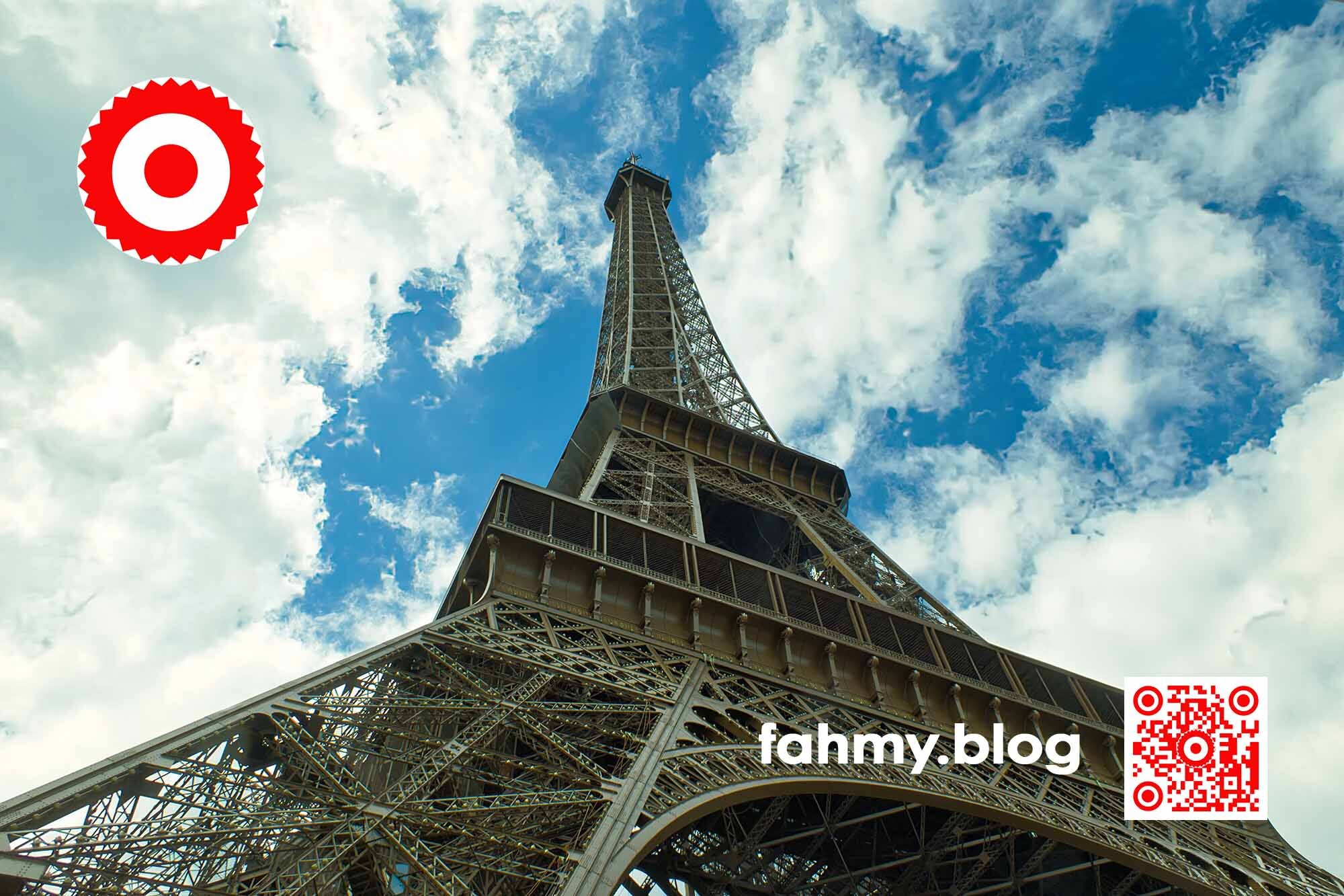 Das Foto zeigt den Eiffelturm in Paris von einer schrägen Froschperspektive aus. Der Eiffelturm scheint nicht gegen sondern in den Himmel zu ragen und ist das Titelbild von Je suis fahmy.blog. Das rot-weiß-rote Logo von fahmy.blog ist in der linken oberen Ecke, der QR-Code und Bildunterschrift von fahmy.blog ist in der rechten Ecke zu sehen.