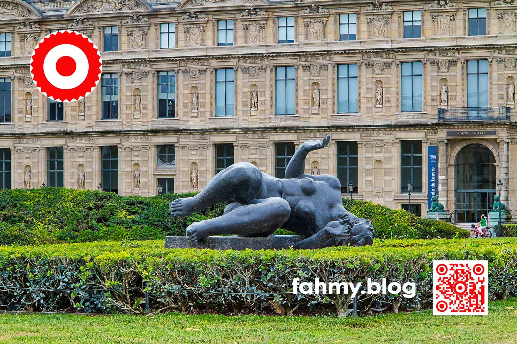 Musée du Louvre in front
