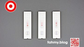 Es liegen drei Corona- bzw. Covid19-Antigen Tests auf einer grauen Unterlage. Alle Tests zeigen neben dem Controllstreifen "C" auch einen positiven Teststreifen "T" und somit eine Infektion an. Die Tests waren an sich bereits mehr als 6 Monate abgelaufen, haben aber immer noch ohne Probleme funktioniert. Es zählt die Technik, wie abgestrichen wird. Die Testkits zeigen den Verlauf meiner letzten Corona-Infektion, die noch 2023 begonnen hat und erst 2024 wieder beendet war. Das Bild und demnach meine Covid-Infektion passen gut zum Titel "Neujahrsvorsatz" dieses Blog-Beitrags, wurde ich doch mit Vorsatz mit Corona angesteckt. Das rot-weiß-rote Logo von fahmy.blog ist in der linken oberen Ecke, der QR-Code und Bildunterschrift von fahmy.blog ist in der rechten Ecke zu sehen.