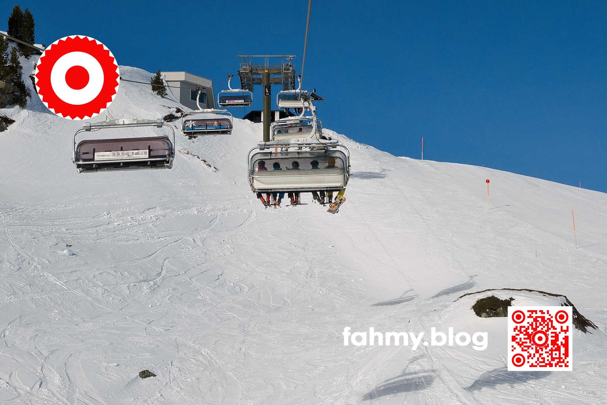 Schifahren 2024 Im Februar 2024 hatten wir viel mehr Schnee als im Ende Dezember 2023. Wir waren aber nicht nur einen Monat später, sondern auch 650m höher zum Schifahren unterwegs. Im Gegensatz zu einem Blogbeitrag vor zirka einem Jahr sieht man nun rund um den Sessellift bei strahlend blauen Himmel alles weiß und nicht in saftigem grün. Das rot-weiß-rote Logo von fahmy.blog ist in der linken oberen Ecke, der QR-Code und Bildunterschrift von fahmy.blog ist in der rechten Ecke zu sehen.