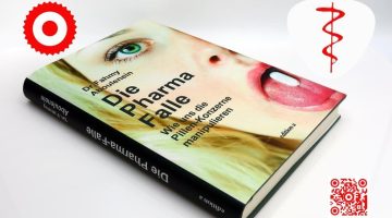 Was könnte einen Beitrag mit dem Titel "Wo woar mei Leistung?" besser illustrieren als ein Buch mit dem Titel "Die Pharma Falle"? Das Buch „Die Pharma Falle“ ist vor einem hellen, weißen Hintergrund abgelichtet. Am Buchumschlag – dem Cover – ist das Antlitz einer jungen Frau – aber nur die rechte Gesichtshälfte – zu sehen. Ihr Haar ist blond, ihre Augen grün. Ihr Mund ist geöffnet und auf ihrer Zunge liegt eine weiße Tablette. Am Cover sind der Titel des Buchs „Die Pharma Falle“ und der Untertitel „Wie uns die Pillenkonzerne manipulieren“ als auch der Name des Autors „Fahmy Aboulenein“ und der Verlag „Edition a“ deutlich in schwarzer Schrift zu sehen. Die meisten Menschen, die über die Pharma Falle sprechen, haben das Buch selbst nie gelesen. Es verwundert nicht, da das Muster – nicht nur in der Medizin, sondern in vielen anderen Lebensbereichen auch stets gleich ist: nämlich ein paar Überschriften zu überfliegen, daraus voreilig Schlüsse zu ziehen und sich zu empören. Insbesondere Ärzte (aber auch Ärztinnen) verwiesen sehr oft darauf, das Buch die Pharma Falle nicht lesen zu müssen, da sie ohnehin wüssten, was drinnen stehen würde. Dies wäre nicht weiter von Bedeutung, wenn sie nicht über den Inhalt des Buches und seinen Autor schlecht gesprochen hätten, das heißt den Autor der Pharma Falle der Lügen, oder zumindest maßlosen Übertreibung denunziert hätten, um sich abermals selbst zu belügen und in Wirklichkeit von sich abzulenken und ihre Unschuld zu beteuern. Denn viele hätten sich selbst – ihr eigenes Tun - in den einzelnen geschilderten Episoden in der Pharma Falle erkennen müssen, wenn sie das Buch nur gelesen hätten. Das rot-weiß-rote Logo von fahmy.blog ist in der linken oberen Ecke, der QR-Code und Bildunterschrift von fahmy.blog ist in der rechten Ecke zu sehen. Ein weißes dreieckiges bzw. triigonales Wappen mit einer roten sich um einen Stab windenden Schlange - einer Äskulap-Natter - ist in der rechten oberen Ecke des Bildes zu sehen.