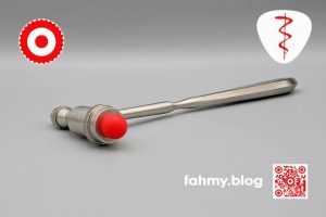 Der Titel des Bildes ist Reflexhammer - Neurologie. Mitten im Bild liegt ein neurologischer Reflexhammer auf einem leicht grau getünchten Unterlage, die mit dem Hintergrund verschwimmt. Wie das Logo von fahmy.blog ist der Gummistopfen des Reflexhammers hellrot und lenkt die Aufmerksamkeit auf sich. Der Reflexhammer ist aus Stahl, hebt sich metallisch matt glänzend von der gräulichen Unterlage und Hintergrund jedoch ab. Der Reflexhammer ist Symbol meiner klinisch-neurologischen Arbeit. Und was wäre nicht besser geeignet als dieses Bild, um meinen Beitrag "Ich würde sofort einen Kassenvertrag annehmen, wenn ich so als Neurologe arbeiten könnte, wie ich dies in meiner Ausbildung gelernt habe.". Das rot-weiß-rote Logo von fahmy.blog ist in der linken oberen Ecke, der QR-Code und Bildunterschrift von fahmy.blog ist in der rechten Ecke zu sehen.