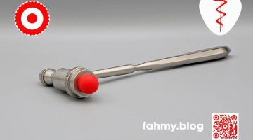Der Titel des Bildes ist Reflexhammer - Neurologie. Mitten im Bild liegt ein neurologischer Reflexhammer auf einem leicht grau getünchten Unterlage, die mit dem Hintergrund verschwimmt. Wie das Logo von fahmy.blog ist der Gummistopfen des Reflexhammers hellrot und lenkt die Aufmerksamkeit auf sich. Der Reflexhammer ist aus Stahl, hebt sich metallisch matt glänzend von der gräulichen Unterlage und Hintergrund jedoch ab. Der Reflexhammer ist Symbol meiner klinisch-neurologischen Arbeit. Und was wäre nicht besser geeignet als dieses Bild, um meinen Beitrag "Ich würde sofort einen Kassenvertrag annehmen, wenn ich so als Neurologe arbeiten könnte, wie ich dies in meiner Ausbildung gelernt habe.". Das rot-weiß-rote Logo von fahmy.blog ist in der linken oberen Ecke, der QR-Code und Bildunterschrift von fahmy.blog ist in der rechten Ecke zu sehen.