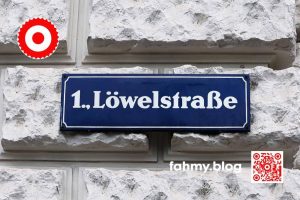 Das Foto Löwelstraße ist das Titelbild des offenen Briefs wünsch dir was an den Vorsitzenden der SPÖ Herrn Andreas Babler. Wenn ich mir etwas wünschen dürfte, würde ich mir eine wieder funktionierende Sozialdemokratie in Österreich wünschen. Das Foto zeigt das dunkelblaue Straßenschild, auf dem groß in weißen Lettern "1. Löwelstraße" steht. Das Schild wurde im ersten Bezirk neben der Parteizentrale der SPÖ fotografiert. Im Rücken war das Burgtheater zur linken Hand das Cafe Landmann und der Rathauspark bzw. die Universität Wien. Das rot-weiß-rote Logo von fahmy.blog ist in der linken oberen Ecke, der QR-Code und Bildunterschrift von fahmy.blog ist in der rechten Ecke zu sehen.