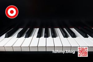 Im Beitragsbild des Beitrags "Anno dazumal" ist die Tastatur eines schwarzen Klaviers zu sehen. Das rot-weiß-rote Logo von fahmy.blog ist in der linken oberen Ecke, der QR-Code und Bildunterschrift von fahmy.blog ist in der rechten Ecke zu sehen.