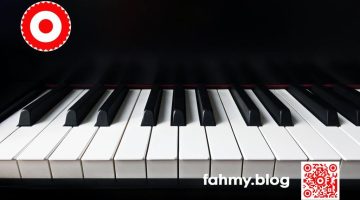 Im Beitragsbild des Beitrags "Anno dazumal" ist die Tastatur eines schwarzen Klaviers zu sehen. Das rot-weiß-rote Logo von fahmy.blog ist in der linken oberen Ecke, der QR-Code und Bildunterschrift von fahmy.blog ist in der rechten Ecke zu sehen.