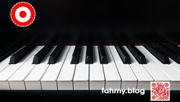 Im Beitragsbild des Beitrags "Anno dazumal" ist die Tastatur eines schwarzen Klaviers zu sehen. Das rot-weiß-rote Logo von fahmy.blog ist in der linken oberen Ecke, der QR-Code und Bildunterschrift von fahmy.blog ist in der rechten Ecke zu sehen.