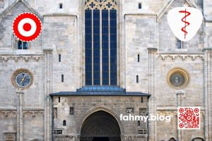 Das Hauptportal des Stephansdom von Wien. Titelbild des Beitrags Effektivität und Effizienz. Das Hauptportal ist nicht zur Gänze getroffen. Neben dem Hauptportal ragen jeweils rechts und links eine Säule in der Fassade in die Höhe. Das rot-weiß-rote Logo von fahmy.blog ist in der linken oberen Ecke, der QR-Code und Bildunterschrift von fahmy.blog ist in der rechten Ecke zu sehen. Ein weißes dreieckiges bzw. triigonales Wappen mit einer roten sich um einen Stab windenden Schlange - einer Äskulap-Natter - ist in der rechten oberen Ecke des Bildes zu sehen.