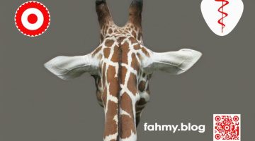 Das Bild zeigt den Kopf und Hals einer Giraffe von hinten. Der Hintergrund ist grau. Das Bild illustriert den Betrag "Organisationsverschulden", einen weiteren Beitrag der Serie Medizin, eines offenen Briefes in Form mehrerer Blog-Beiträge. Das rot-weiß-rote Logo von fahmy.blog ist in der linken oberen Ecke, der QR-Code und Bildunterschrift von fahmy.blog ist in der rechten Ecke zu sehen. Ein weißes dreieckiges bzw. triigonales Wappen mit einer roten sich um einen Stab windenden Schlange - einer Äskulap-Natter - ist in der rechten oberen Ecke des Bildes zu sehen.