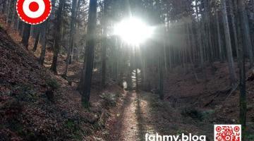 Das Bild Winterdämmerung | Winter Dusk ist das erste Beitragsbild des Blogs im micro four third 4:3 Format. Das schöne Bild wurde mit einem 5 Jahre alten Smartphone gemacht. Das Foto ziert den Blog-Beitrag "Fotos zuschneiden: ja oder nein?". Das rot-weiß-rote Logo von fahmy.blog ist in der linken oberen Ecke, der QR-Code und Bildunterschrift von fahmy.blog ist in der rechten Ecke zu sehen.