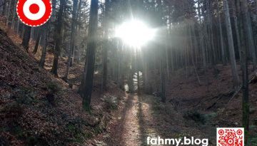 Das Bild Winterdämmerung | Winter Dusk ist das erste Beitragsbild des Blogs im micro four third 4:3 Format. Das schöne Bild wurde mit einem 5 Jahre alten Smartphone gemacht. Das Foto ziert den Blog-Beitrag "Fotos zuschneiden: ja oder nein?". Das rot-weiß-rote Logo von fahmy.blog ist in der linken oberen Ecke, der QR-Code und Bildunterschrift von fahmy.blog ist in der rechten Ecke zu sehen.