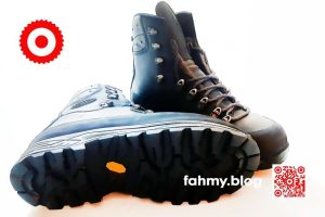 Meine zwei fünfzehn Jahre alten Wanderschuhe erstrahlten nach einem Service in neuem Glanz und zieren somit meinen Blogbeitrag "Resümee 2024 - Neujahrsvorsatz 2025". Die Sohlen lösten sich auf, zerbröselten förmlich bei jedem Schritt und Tritt. So bekam der Schuh - ein Modell aus 2007 - neue Sohlen und unerwartet auch ein komplett Service. Wie neu, nein noch besser: wie neu und wieder eingegangen. Nachhaltigkeit pur. Ein europäisches, deutsch-österreichisches Qualitätsprodukt. Europe first. Wenn ich Werbung machen würde, würde ich mehr als einen affiliate Link setzen. Das rot-weiß-rote Logo von fahmy.blog ist in der linken oberen Ecke, der QR-Code und Bildunterschrift von fahmy.blog ist in der rechten Ecke zu sehen.