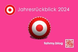 Das Beitragsbild "Jahresrückblick 2024" ist in grellem Pink gehalten. Ein weißer Schriftzug Jahresrückblick 2024 ist quer über das obere Drittel des Bildes zu sehen, in der Mitte darunter das dreidimensionale Logo von fahmy.blog. Dieses Logo sieht den Betrachter förmlich an. Das rot-weiß-rote Logo von fahmy.blog ist in der linken oberen Ecke, der QR-Code und Bildunterschrift von fahmy.blog ist in der rechten Ecke zu sehen.
