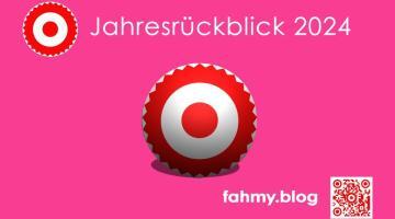 Das Beitragsbild "Jahresrückblick 2024" ist in grellem Pink gehalten. Ein weißer Schriftzug Jahresrückblick 2024 ist quer über das obere Drittel des Bildes zu sehen, in der Mitte darunter das dreidimensionale Logo von fahmy.blog. Dieses Logo sieht den Betrachter förmlich an. Das rot-weiß-rote Logo von fahmy.blog ist in der linken oberen Ecke, der QR-Code und Bildunterschrift von fahmy.blog ist in der rechten Ecke zu sehen.