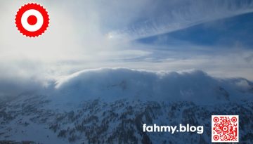 Der Frühling naht (c) 2025, fahmy.blog Das Beitragsbild "Der Frühling naht" zeigt einen Gebirgszug, der von dichten Wolken eingefasst ist. Das rot-weiß-rote Logo von fahmy.blog ist in der linken oberen Ecke, der QR-Code und Bildunterschrift von fahmy.blog ist in der rechten Ecke zu sehen.