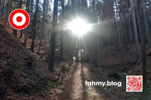 Das Bild Winterdämmerung | Winter Dusk ist das erste Beitragsbild des Blogs im micro four third 4:3 Format. Das schöne Bild wurde mit einem 5 Jahre alten Smartphone gemacht. Das Foto ziert den Blog-Beitrag "Fotos zuschneiden: ja oder nein?". Das rot-weiß-rote Logo von fahmy.blog ist in der linken oberen Ecke, der QR-Code und Bildunterschrift von fahmy.blog ist in der rechten Ecke zu sehen.