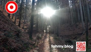 Das Bild Winterdämmerung | Winter Dusk ist das erste Beitragsbild des Blogs im micro four third 4:3 Format. Das schöne Bild wurde mit einem 5 Jahre alten Smartphone gemacht. Das Foto ziert den Blog-Beitrag "Fotos zuschneiden: ja oder nein?". Das rot-weiß-rote Logo von fahmy.blog ist in der linken oberen Ecke, der QR-Code und Bildunterschrift von fahmy.blog ist in der rechten Ecke zu sehen.